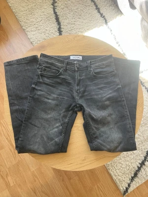 Mörkgråa Vintage Smog jeans - Snyggas svarta regular fit jeans från Smog med klassisk femficksdesign och diskret tvättad look😎 Jeansen har normal midja, dragkedjegylf och är tillverkade i bomullsdenim med lite stretch för extra komfort👍 Vid frågor: Meddela bara!📩