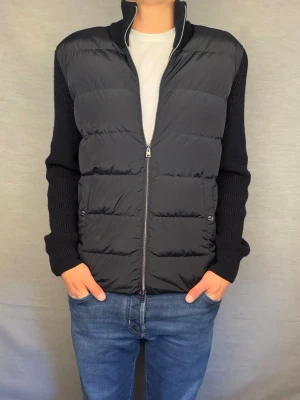 Herno cardigan  - Säljer nu denna sjukt feta herno cardigan! Size 48 motsvarar S-M. Modellen är 180. Passar 180-187cm! Skick 9/10 inga defekter! Nypris 7200kr kvitto finns! Hör av dig vid intresse 🤩
