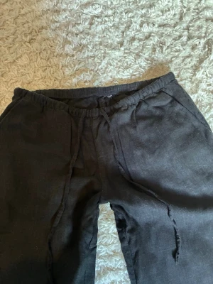 Linnebyxor  - Svarta lågmidjade linnebyxor ifrån H&M😊 Har klippt bort lappen men skulle gissa på att de är i storlek xs, dom är lite för korta för mig och jag är 172<3 ❗️Har inga bilder på❗️