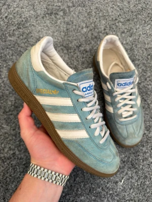 Adidas spezial 40,5 ljusblå - Säljer dessa sjukt snygga och trendiga adidas spezial sneakers! Size 40,5. Skick 8/10. Super fin och sälsynt färg! Hör av dig vid frågor eller andra funderingar 💯