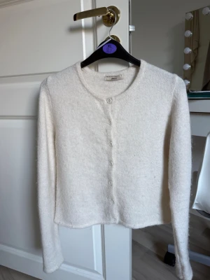 Vit kofta från Gina Tricot - Mysig vit stickad  kofta från Gina Tricot i storlek xs som inte säljs längre. Den är i bra skick men är lite nopprig efter flertal tvättar. ord pris 399. 