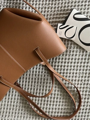 Poléne Cymi mini - Intressekoll på min knappt använda Poléne cymi väska (lilla modellen). Köpt 2025 i butiken i NYC för 490 dollar. Dustbag, informations häfte medföljer. En perfekt vardagsväska i läder i världens snyggaste färg!! 