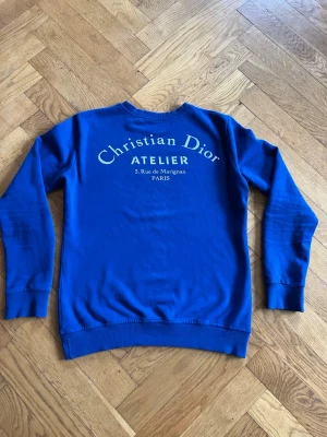 Blå märkes tröja - Mycket snygg märkes tröja. Mycket bra skick. Storlek S, ganska liten i storleken.