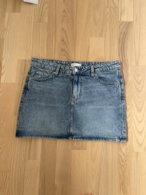 Blå jeanskjol från Gina Jeans - Säljer en klassisk blå jeanskjol från Gina