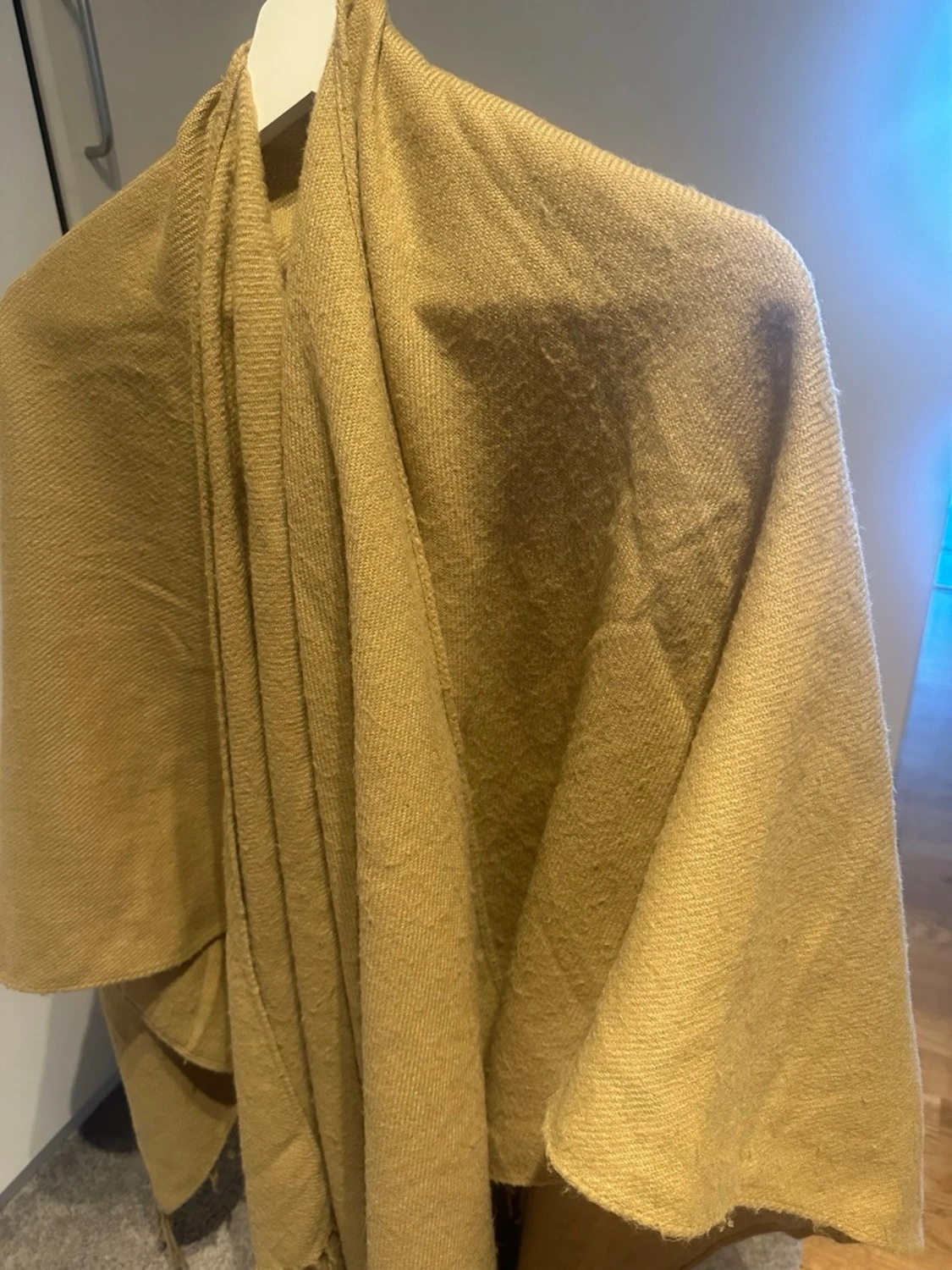 Beige poncho med fransar - 2
