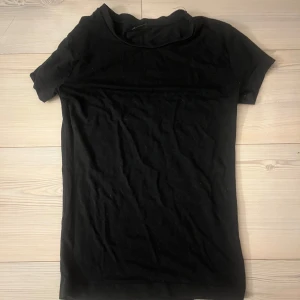 Svart t-shirt - Säljer en svart t-shirt med korta ärmar. Perfekt basplagg för alla tillfällen. Enkel och stilren design. Från Gina 💕