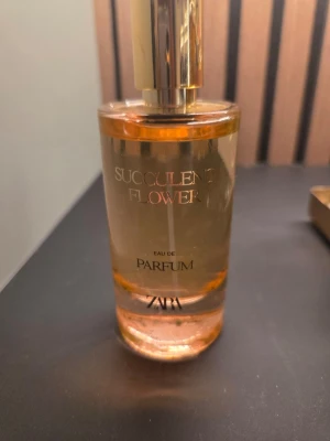Zara Succulent Flower Eau de Parfum - En stilren parfymflaska från Zara Helt full ny