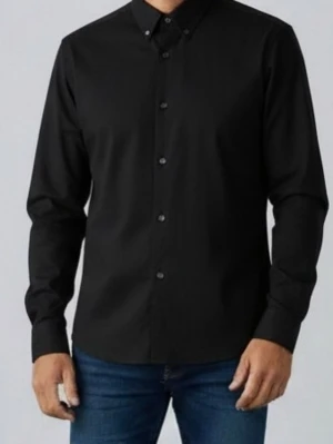 Svart skjorta från Calvin Klein M - Klassisk svart skjorta från Calvin Klein M  med lång ärm och knappar framtill. Skjortan har en stilren design med normal passform och är tillverkad i mjuk bomull som känns skön mot huden. Perfekt till jeans eller chinos för en clean look. Aldrig använt,enbart tvättad och struken. 