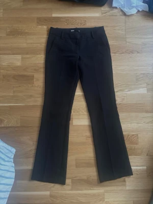 Lågmidjade kostymbyxor  - Jättesnygga utan defekter i modellen Vera (low waist flare) 💗 säljer då de inte passar mig! 