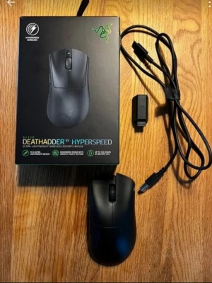 Razer DeathAdder V3 Hyperspeed mus - Trådlös gamingmus från Razer, modell DeathAdder V3 Hyperspeed. Svart färg, ergonomisk form och lättviktig design. Levereras med USB-dongel och laddningskabel. Perfekt för esport och snabba rörelser vid datorn. Kan behöva  nya "gliders". Levereras med originalkartong enligt bild. Nypris 1399kr