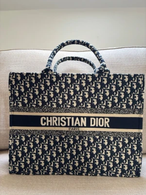 CD  - En stor shopping bag,/ skol väska.  storlek: 30x40 cm. köparen betalar frakten. 