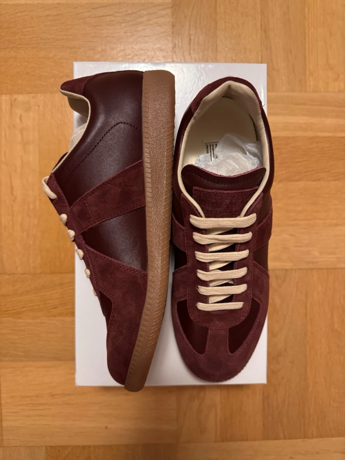Vinröda sneakers i mocka och läder - 1
