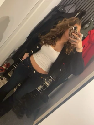 Mörkblå bootcut jeans - Snygga mörkblå bootcut jeans med låg midja. Jeansen är från true religion och har Tyvär blivit för stora för mig och därför jag säljer dom. Skriv till mig om du har fler frågor 🩷