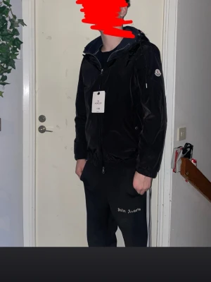 Svart Moncler vindjacka med huva - Vindjacka säljes perfekt för sommaren vid blåsigt väder!! Storlek M/S. Säljes för endast 749:- vid frågor eller annat så är det bara att höra av sig :) Trevlig helg!