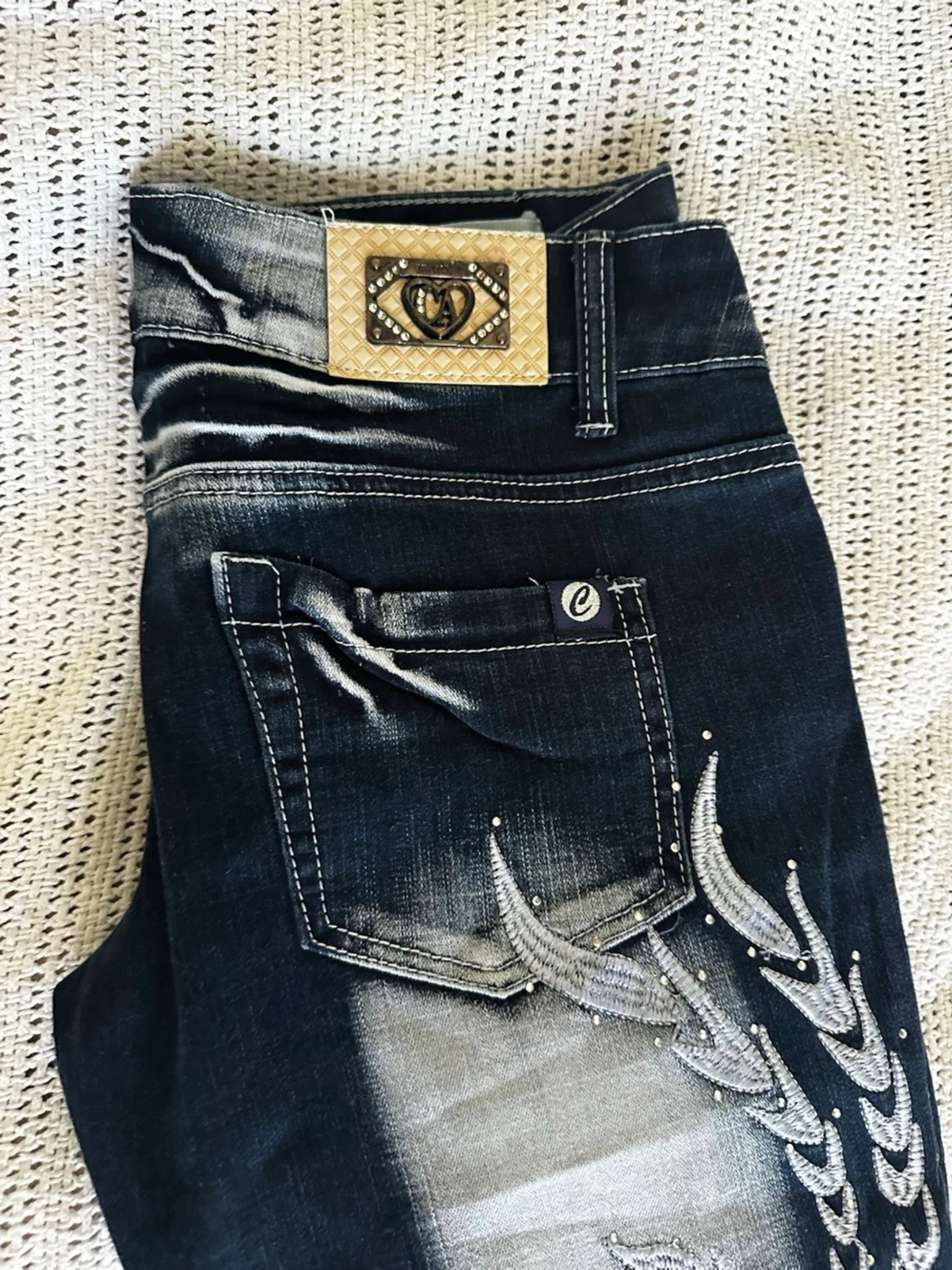 Mörkblå jeans med brodyr Crazy Age - 5