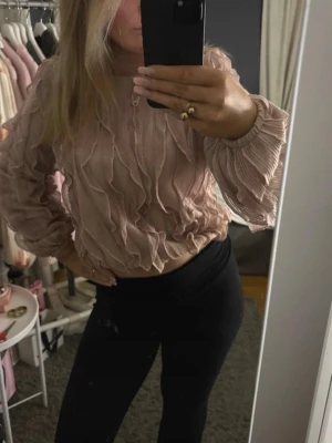 Ljusrosa volangtröja - Supersöt ljusrosa topp med volangdetaljer och struktur i tyget. Tröjan har rund hals, långa ärmar med resår vid ärmslut och är croppad i modellen. Pris går självklart att diskutera. Använd fåtal gånger☺️☺️