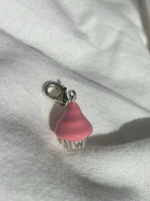 Berlock i äkta silver  - Berlock i äkta silver i form av en cupcake från Mood. Kan sättas på armband eller halsband. Perfekt för Zara Larsson vibe.  Har flera berlocker som säljs som kan köpas via bundle.