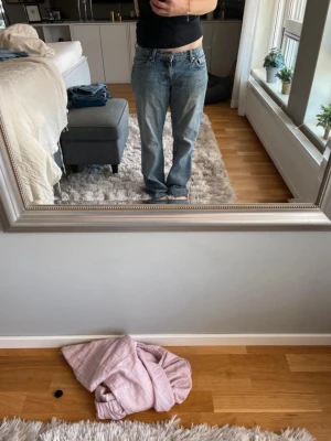 Blå raka jeans från Weekday i modell ”arrow” - Klassiska blå jeans med rak passform och i modell arrow ifrån weekday. Jeansen har fem fickor, bälteshällor och dragkedjegylf. Tillverkade i denim med en lätt tvättad look. Perfekta för en avslappnad stil.