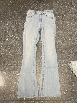Ljusblå bootcut jeans - Säljer ett par bootcut Lågmidjade jeans. Bra skick. Skriv vid frågor💗