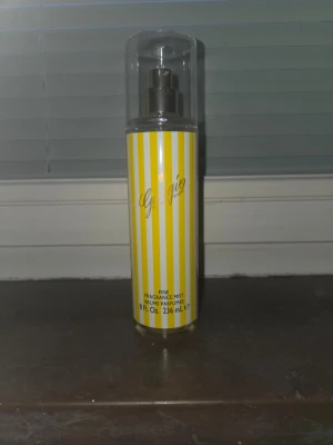 Giorgio armani body mist Beverly hills - Säljer en Giorgio Armani Beverly Hills body mist som rymmer 236ml. Finns 90% kvar.