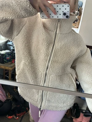 Beige teddyjacka med dragkedja - Säljer den populära teddyjackan från hm!! Den är använd men inga defekter, perfekt nu innan sommaren 🌸🌸🌸