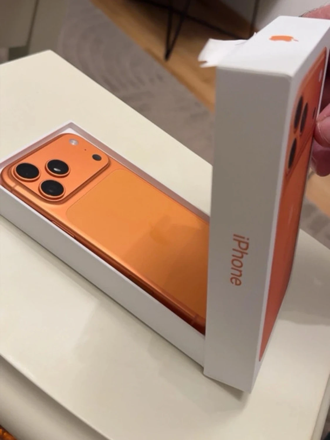 iPhone orange med trippelkamera - 1