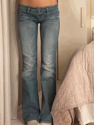 Ljusblå jeans🤍 - De två första jeansen är ett annat par men samma märke kanske en aning mörkare. Säljer båda men säljer de mindre paret i denna annons. Jeansen går att vända åt två håll med en mörkare tvätt och en ljusare. Midjemåttet är 36cm rakt över och innerbenslängden 84❤️