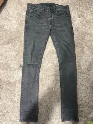 Svarta dondup jeans - Säljer ett par svarta dondup jeans i modell George, defekt på bild 3 men går o laga. Nypris 3500 mitt pris 699. Skriv vid intresse!!