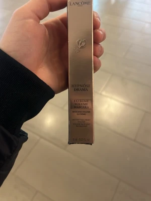 Lancôme Hypnôse Drama Extreme Volume Mascara - Lancôme Hypnôse Drama Extreme Volume Mascara i elegant guldig förpackning. Ger intensiv volym och fylliga fransar med ett dramatiskt resultat. Innehåller 8 ml och har en böjd borste för enkel applicering. Perfekt för dig som vill ha riktigt markerade ögonfransar. oanvänd 