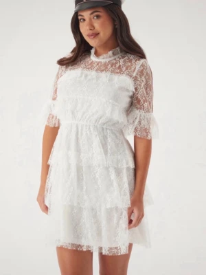 Vit klänning från bubbleroom - Super fin klänning från bubbleroom perfekt till studenten. Aldrig använd, säljer pågrund av att den inte passar. Pris kan diskuteras💕