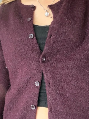 Vinröd stickad  - Vinröd stickad tröja från Gina tricot. Säljer då jag knappt använder den💕