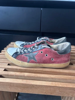 Golden Goose  - Säljer dessa golden goose superstars i rätt bra skick, anmärkning finns på undersida skon och i hälarna men inget som man tänker på vid användning. Se bilder. Storlek 41. Inga tillbehör tillkommer.