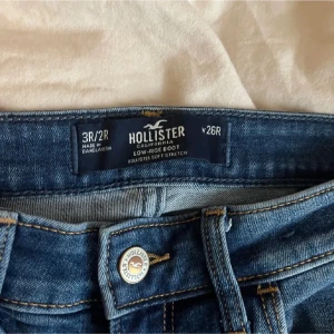 Blå low-rise bootcut jeans Hollister - Superfina holister jeans i storlek 26, bra i längden på mig som är 163. Bra skick, pris kan diskuteras💕