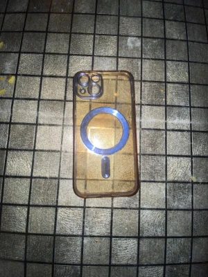 Transparent mobilskal med MagSafe-ring - Säljer ett transparent mobilskal med blå MagSafe-ring, perfekt för dig som vill visa upp din mobil samtidigt som du får extra funktionalitet. Skalet är gjort i tålig plast och har förstärkta hörn för extra skydd. Passar iPhone med trippelkamera.