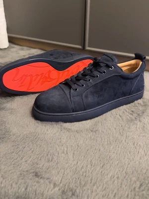Christan Louboutin skor storlek 44  - Snygga skor med röd sula 