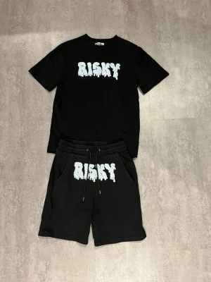 Risky set  - Säljer ett matchande Risky set. Storlek S i både shorts och T-shirt. Använt ett fåtal gånger, skicket är som nytt. Hör av dig vid intresse!