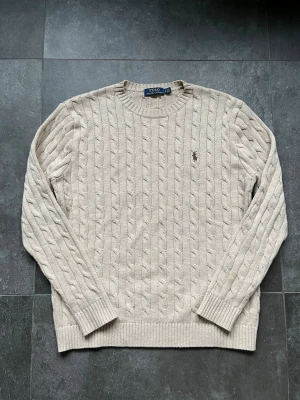 Ralph lauren kabelstickad  - Tjena, säljer nu denna riktigt snygga och populära Ralph lauren kabelstickade tröjan, den är i bra skick men finns en fläck som syns på en av bilderna, sitter som en stor S, hör av er vid frågor och funderingar🙌🤝 