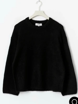 Svart stickad tröja - Mysig svart stickad tröja från Gina tricot med rund halsringning och ribbade muddar vid ärmslut och nederkant. Tröjan har en avslappnad passform och är perfekt för lager på lager. Enkel och stilren design som passar till det mesta.