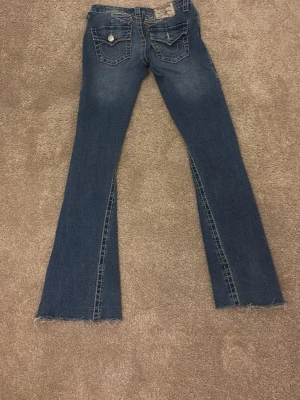 True religion - Jätte fina true religion jeans med hål i storlek 24. Tyvärr blev dom försmå, så jag säljer dom så någon kan ha någon användning av dom. Priset kan diskuteras vid snabb affär. Om du har några frågor är det bara o skriva ❤️🫰🏻