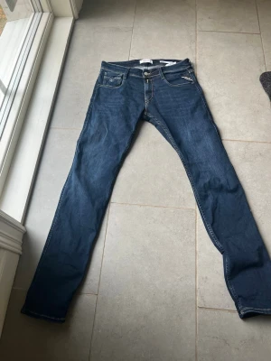 Replay W30 - Säljer dessa feta replay jeans, är i storlek 30/32. Dessa är i princip nya, köptes förra månaden. Inga defekter eller liknande besvär. Priset är inte hugget i sten och kan såklart diskuteras vid intresse!