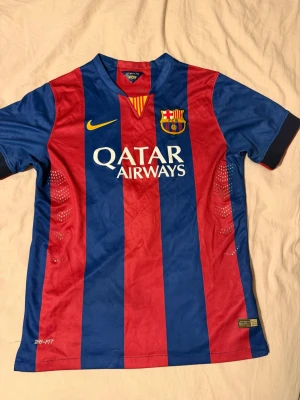 Barcelona Neymar Jr matchtröja - Säljer en FC Barcelona matchtröja från Nike med Neymar Jr och nummer 11 på ryggen. Tröjan har klassiska blå och röda ränder, Qatar Airways-tryck på bröstet och unicef-logga nedtill bak. Tillverkad i Dri-FIT material som andas, perfekt för fotboll eller träning.