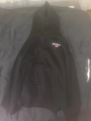 Svart Polo Sport hoodie från Ralph Lauren - Fick denna hoodie i julklapp nu i december men har använt 1 enda gång. Så den är som ny. Originalpris 1600