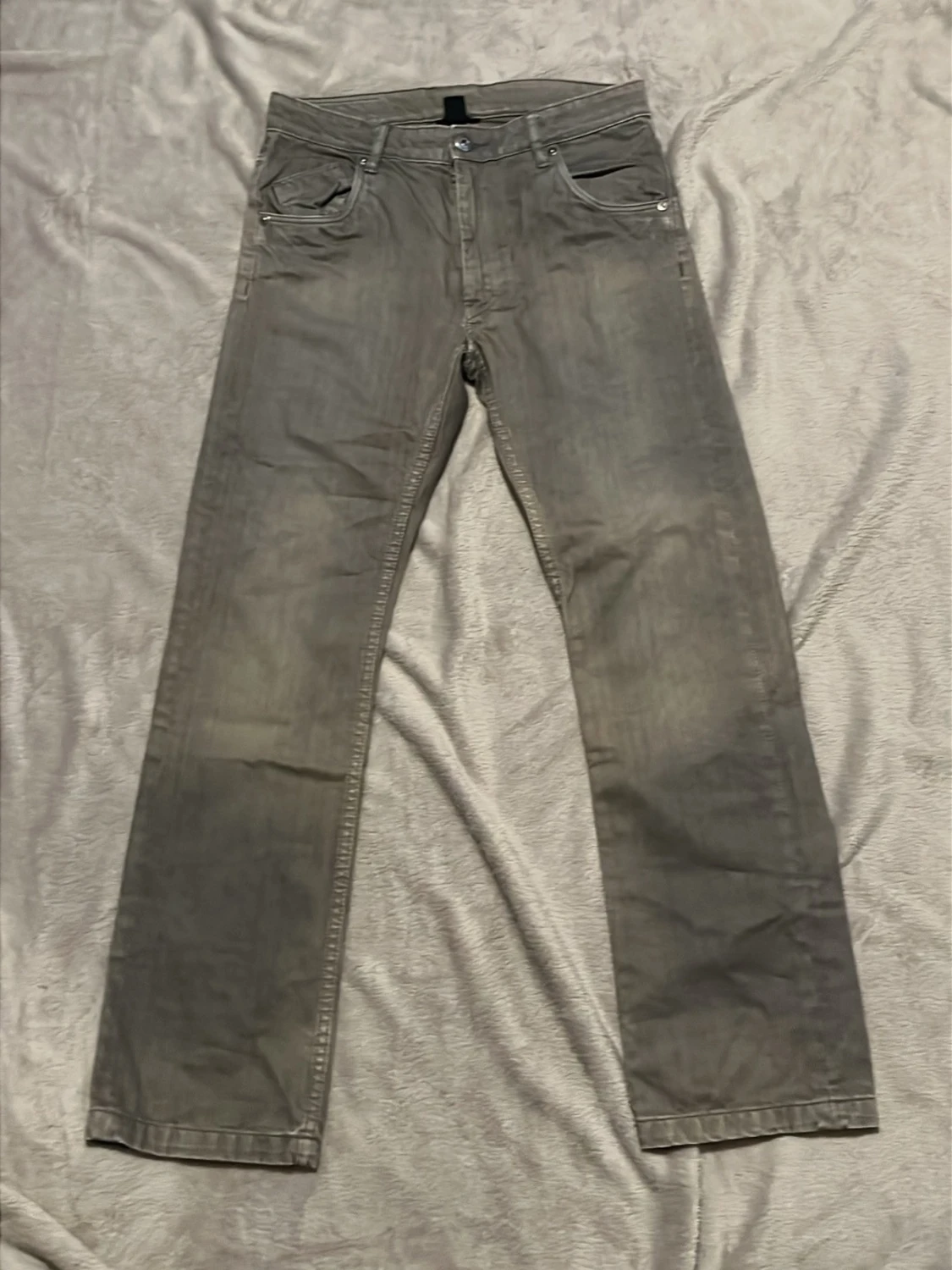 Grå jeans med stora bakfickor - 2