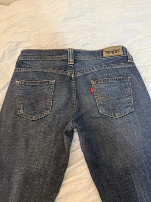 Levis jeans  - Sjukt snygga Levi’s jeans som tyvärr inte kommer till användning. Passar ungefär som en S. Väldigt fint skick och knappt använda, inga defekter!! 💓                                               Midjemått : 38 cm.                                                                Innerbenslängd : 76 cm 