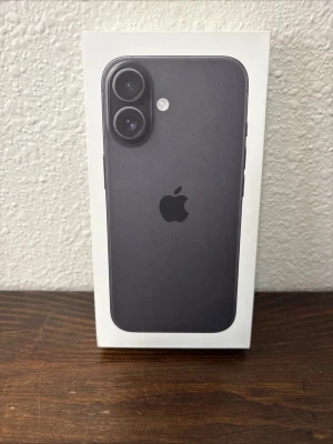 iPhone 16 svart 128GB från Apple - Oanvänd iphone 16 endast öppnad och installerad, en vecka gammal, kommer med kvitto och orginal låda. Air pods 4 oöppnad fås med vid snabb affär