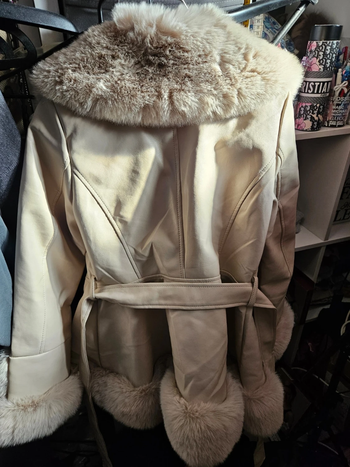 Beige fuskpäls-kappa från Profimod - 2