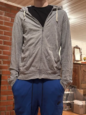 Grå Ralph Lauren zip hoodie - Säljer min gråa Ralph Lauren zip hoodie för den inte längre används. Hör av er vid funderingar. 