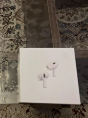 Apple AirPods Pro trådlösa hörlurar - Säljer ett par vita Apple AirPods Pro med laddningsetui. De har en stilren och kompakt design med silikonproppar för bättre passform och brusreducering. Perfekta för musik, samtal och träning. Levereras i originalförpackning.