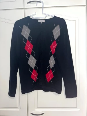 Neuletakki M - Musta neuletakki kuvioyksityiskohdilla. Keskellä napit alhaalta ylös asti. Koko M. Kaikai n 48cm, olkahelma n 58cm. Eläintalous MMM Katsothan myös muut ilmoitukseni Tarjoa 