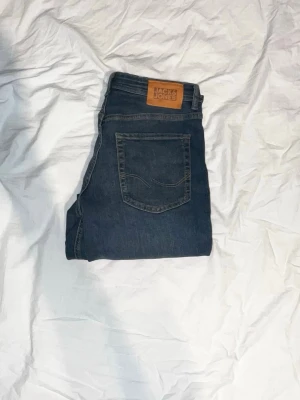 Jack&jones jeans  - 9/10 mörkblå i modellen slim Glenn och storlek 164